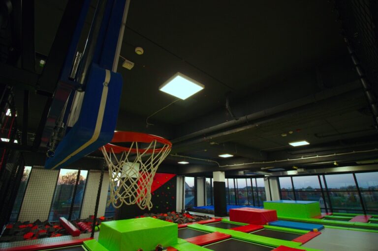 Strefa koszykówki na trampolinach w Tramp Klubie Szczecinek