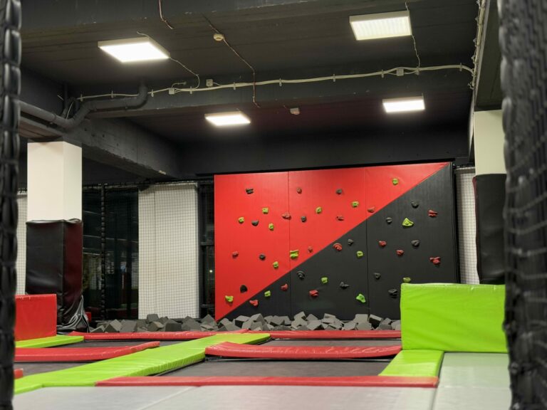 Ścianka wspinaczkowa w Tramp Klub Szczecinek