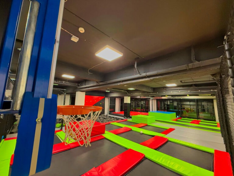 Strefa koszykówki na trampolinach w Tramp Klubie Szczecinek