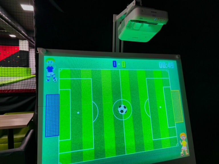 Interaktywna ściana do gier w Tramp Klubie Szczecinek